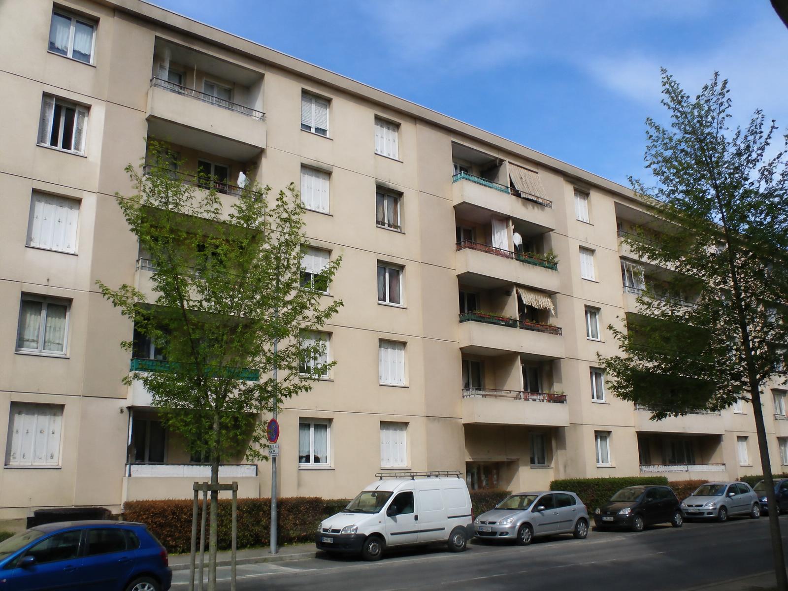 Façade d'un immeuble de caractère aux balcons en fer forgé